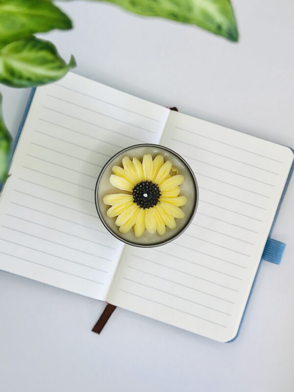 Floral soy candle gift – Daisy Bloom Candle with floral daisy topping