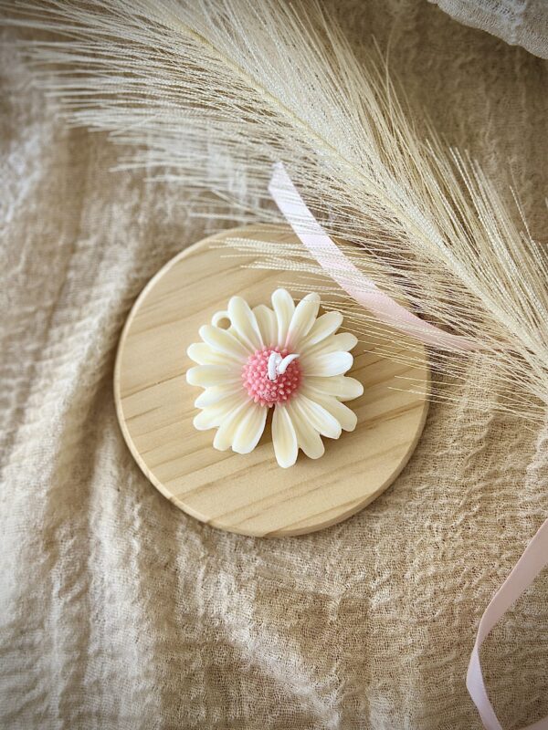 Daisy Candle Krisha Essence
