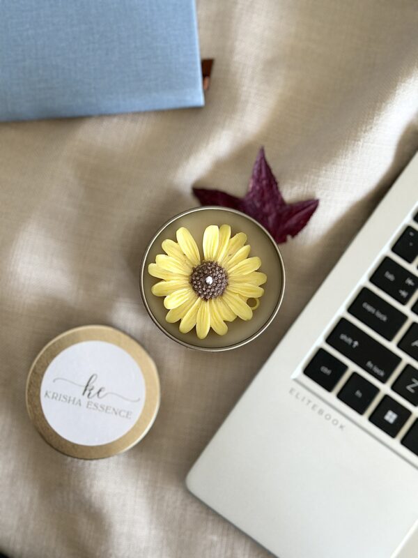 Close-up of a Daisy Bloom candle burning evenly with a 100% cotton wick for a clean flame.