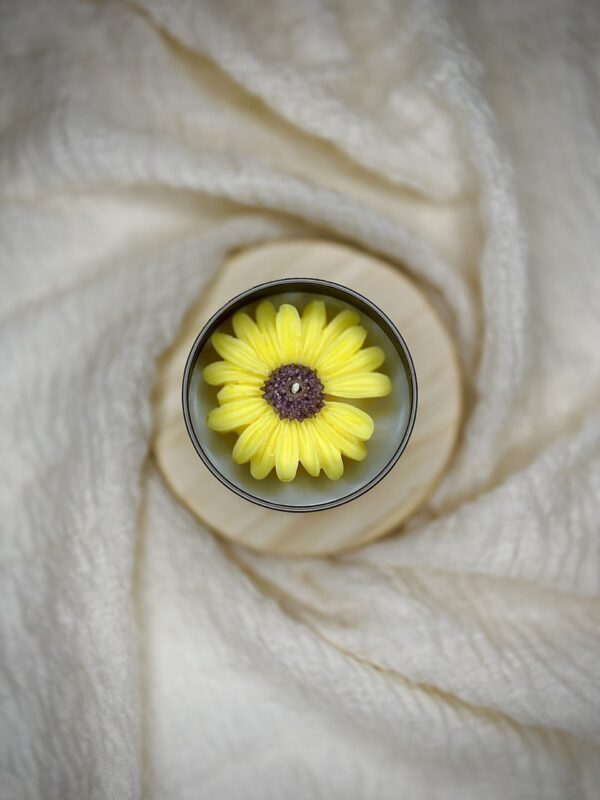 Daisy Bloom Candle in tin jar with rose and vanilla fragrance