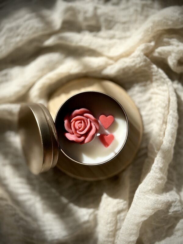 Rose Amour Candle with red rose and heart decorations in a glass jar – Krisha Essence