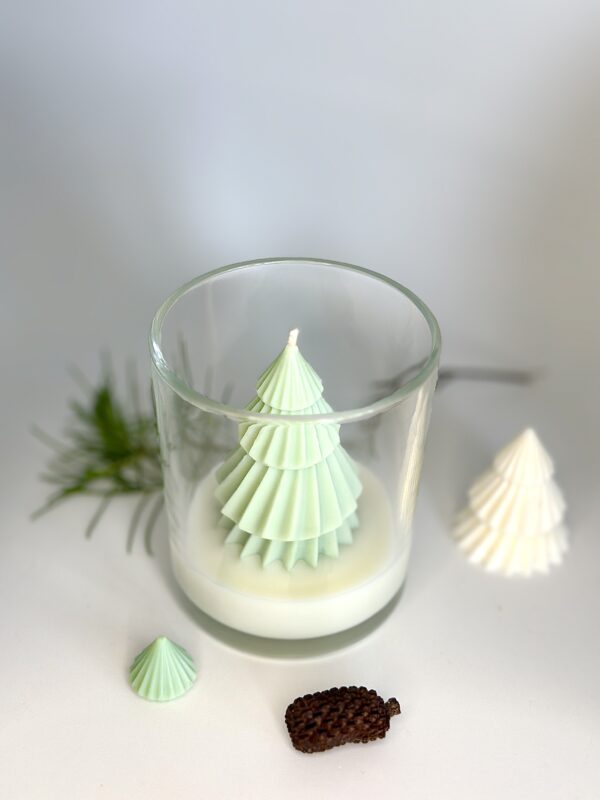 Natural Christmas gift candle with pine, caramel latte, and vanilla fragrance