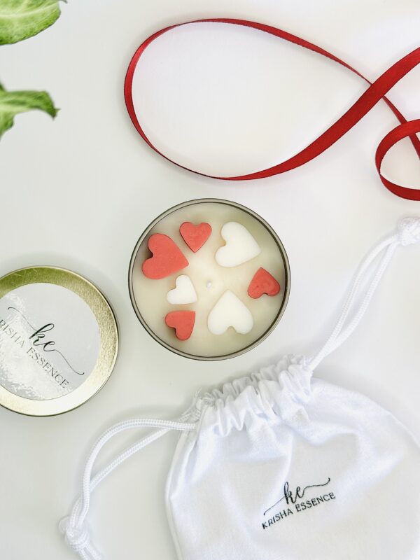 Handcrafted Valentine’s Day candle Heartlight in tin jar with aromatic rose and amber