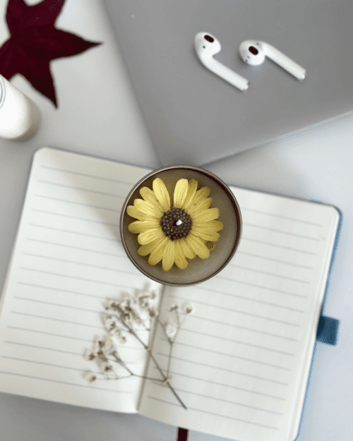 Daisy Bloom Golden Hour wedding candle favour — warm gold daisy wax topping, hand-poured soy bonbonniere spring coastal wedding Perth WA