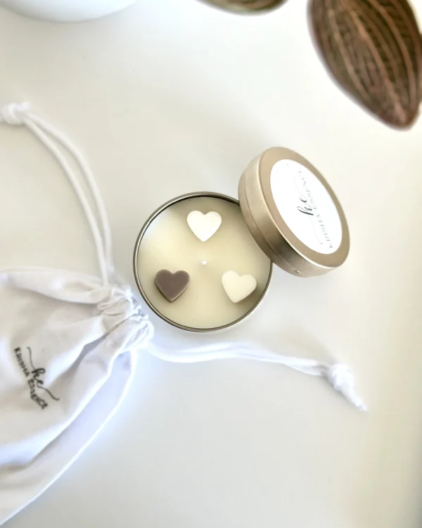 vanilla-latte-soy-candle-tin-overhead-krisha-essence-perth-wa Overhead view of vanilla latte soy candle in gold travel tin with ivory and mocha wax heart toppers, hand-poured in Perth WA by Krisha Essence